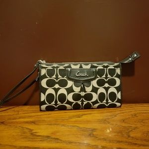 🆕️✴Black and cream Coach zip wallet/wristlet